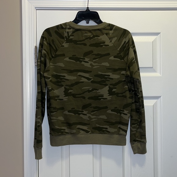 ⭐️SALE⭐️ ⭐️NWOT Camo lucky brand crewneck - Picture 8 of 9